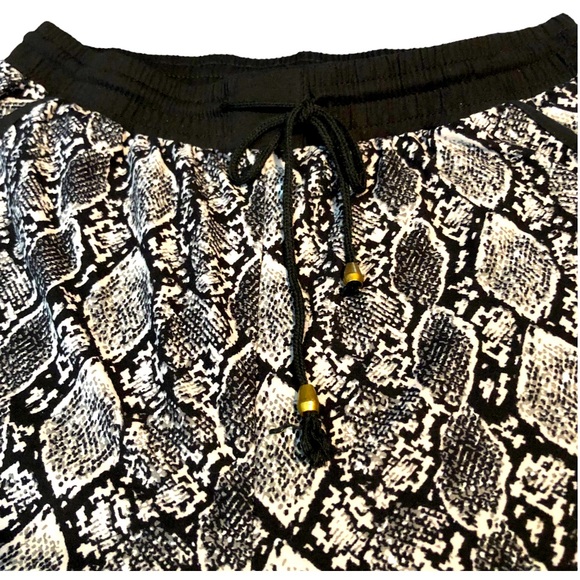 Snakeskin Print Shorts - Picture 2 of 7